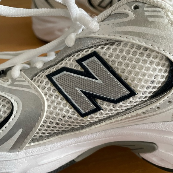 New Balance White and Navy 530 Shoes - Picture 5 of 12